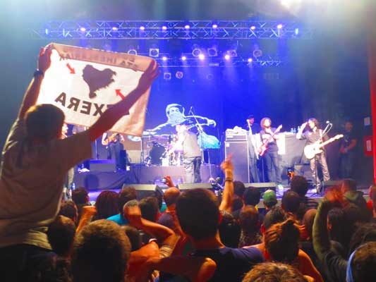 Tanto en el recital de Córdoba como en el de Buenos Aires se extendió la Bandera de Euskal Presoak (foto John P. Boomer Iacoangelo)